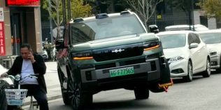 Un SUV BYD poate merge pe trei roți. Un șofer pare să fi transformat funcția într-o metodă de a evita blocarea mașinii de către poliție