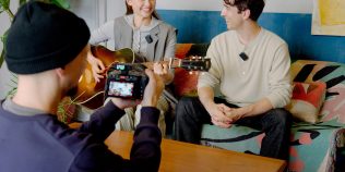 Sony lansează un nou microfon wireless pentru filmări, cu autonomie de 11 ore și înregistrare audio de rezervă