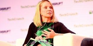 Fosta șefă Yahoo a întrebat inteligența artificială ce are special propria fiică. Răspunsul AI a stârnit un scandal: când tehnologia ajunge să țină locul părinților