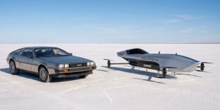 DeLorean transformă în realitate visul din „Înapoi în viitor”. Celebra marcă americană intră în cursele cu mașini zburătoare electrice, luând fața Tesla Roadster