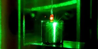 Un diamant de un centimetru a fost mișcat cu ajutorul unui efect cuantic. Experimentul apropie fizicienii de o „pisică a lui Schrödinger” macroscopică