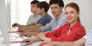 Adolescenții din România folosesc AI pentru învățare și creativitate. Ce arată studiul Google „The Future Report”