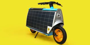 Scuterul electric care se încarcă singur de la soare și poate circula zilnic fără priză. Are două locuri, portbagaj și costă 4.000 de euro