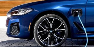 Mașinile hibride domină piața auto din Europa, în timp ce electricele câștigă rapid teren în fața celor pe benzină