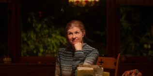 „Fals”, noul serial de mister de pe Disney+, te face să te întrebi dacă îți cunoști cu adevărat familia. Povestea unei mame care pare înlocuită de o impostoare