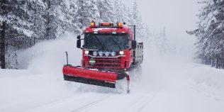 Unde ninge acum în România. Drumarii au scos utilajele de deszăpezire. Cum va fi vremea până la jumătatea lunii noiembrie