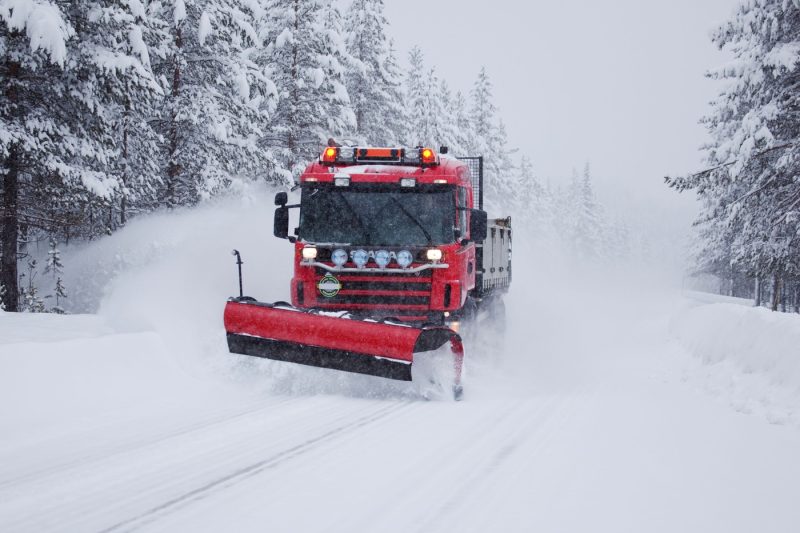 Unde ninge acum în România. Drumarii au scos utilajele de deszăpezire. Cum va fi vremea până la jumătatea lunii noiembrie