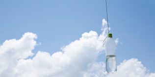 De ce pun unii oameni o sticlă cu apă pe acoperișul casei. Trucul folosit deja în peste 20 de țări