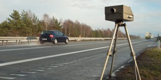 Radarul te poate prinde de pe celălalt sens al autostrăzii? Ce se întâmplă când între mașină și aparat este un parapet