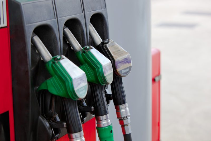 De ce este benzina mai ieftină în Bulgaria decât în România. Diferența ajunge la aproximativ 80 de lei la un plin