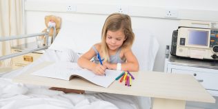 Copiii internați luni întregi vor putea continua școala din spital. Cum vor fi organizate cursurile