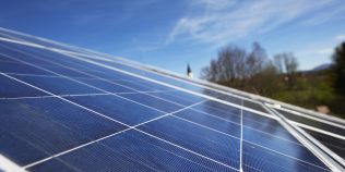 Românii cu panouri fotovoltaice, îndemnați să schimbe modul în care folosesc energia. Ce avantaj poate aduce o baterie