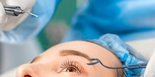 Vederea ar putea fi corectată fără laser, cu o lentilă specială și electricitate, arată un experiment de laborator