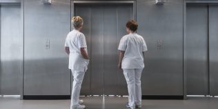 Salariile din Sănătate s-ar putea schimba din nou. Ce se pregătește pentru medici, asistenți și infirmieri