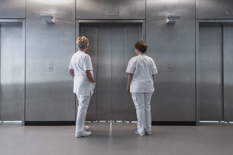 Salariile din Sănătate s-ar putea schimba din nou. Ce se pregătește pentru medici, asistenți și infirmieri