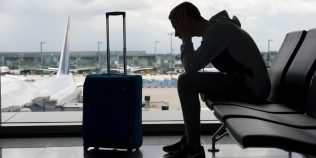 Poate un minor să călătorească singur în străinătate? Ce spune legea și de la ce vârstă este posibil