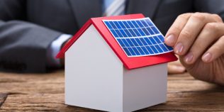 Programul de 15.000 de lei pentru prosumatori. Nu contează cine se înscrie primul pentru baterii: cum se calculează punctajul