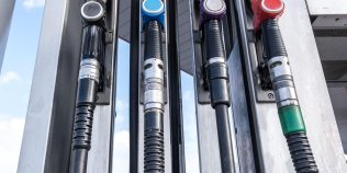 Benzina și motorina s-au scumpit din nou azi, 21 octombrie. Ce spune premierul Niculescu despre intervenția Guvernului