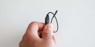 Poți încălca legea dacă încerci să găsești un microfon în propria casă? De ce noul dosar al lui Călin Georgescu nu este doar despre căutarea dispozitivelor