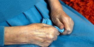 România îmbătrânește singură. Problema uriașă pentru care România nu este încă pregătită: sistemul de îngrijire are doar un lucrător la 100 de seniori