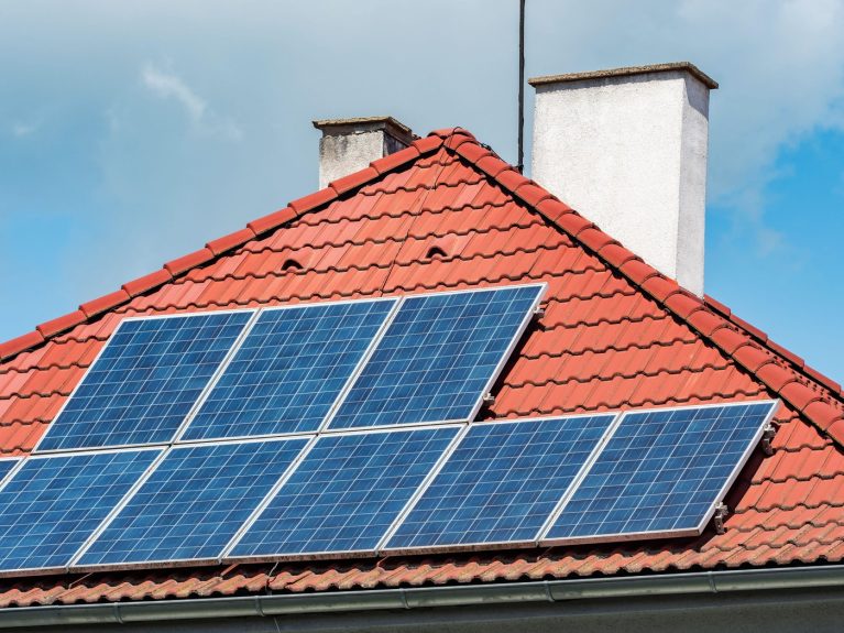 Românii investesc masiv în propria energie. Câți prosumatori sunt în țară, județele care produc cel mai mult curent
