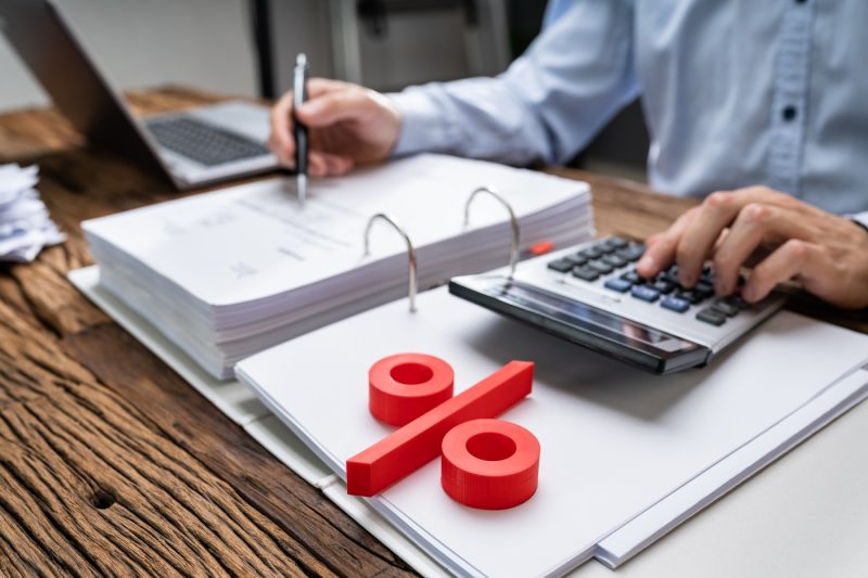 Ce locuințe au TVA de 21% începând din 1 octombrie. Cum se aplică măsura și cât plătesc în plus românii