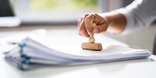 Ce se întâmplă cu un credit când titularul moare. Cât pot fi obligați moștenitorii să plătească