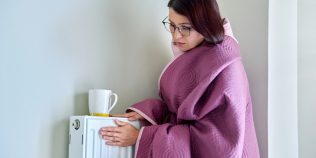 Testul de 10 lei pe care îl poți face înainte să pornești căldura. Afli imediat pe unde intră frigul în casă