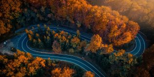 Unde să mergi în loc de Valea Prahovei pentru peisaje superbe de toamnă. Drumul spectaculos ignorat de mulți turiști nu este deloc aglomerat