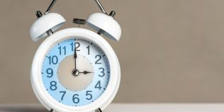 Ora de iarnă 2026. Cum dăm ceasurile sâmbătă noapte și ce trebuie să facem pentru a ne adapta mai repede