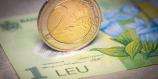Euro atinge un nou record, iar ROBOR urcă la maximul ultimelor luni. Ce înseamnă pentru rate, prețuri și vacanțe