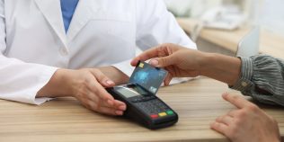 De ce ajung românii să plătească în plus pentru servicii medicale, deși sunt asigurați. Ce arată un studiu ASE