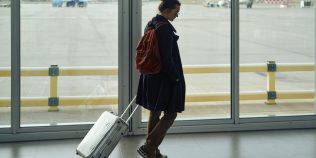 Reguli noi pentru călătoriile cu avionul din 2027. Ce bagaje vor putea fi luate la bord fără plată suplimentară
