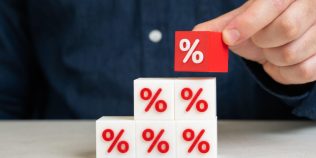 Taxele românilor în 2027: ce dispare, ce rămâne și unde pot apărea costuri mai mari. Mamele ar putea scăpa de CASS