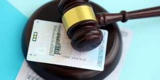 Ai permisul expirat, dar trebuie să muți mașina câțiva metri. Ai voie să te urci la volan? Ce spune legea în 2026