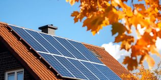Când este cel mai bine să pornești mașina de spălat dacă ai panouri fotovoltaice toamna. Intervalul se schimbă față de vară
