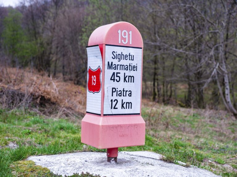 Misterul bornelor kilometrice de pe marginea drumului. „Toată viața am trăit în minciună”. Din ce sunt făcuţi, de fapt, stâlpii