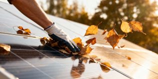 Greșeala pe care mulți proprietari de panouri fotovoltaice o fac toamna. Poate reduce producția exact înainte de iarnă