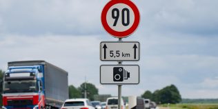 Cu cât poți depăși limita de viteză fără să rămâi fără permis. Pragurile care contează în 2026