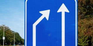 Ce este „regula fermoarului” în trafic și cum vor fi sancționați șoferii care nu o respectă. Manevra care ar putea deveni obligatorie