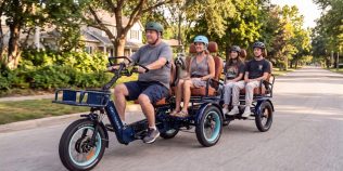 Bicicleta electrică de aproape 7.000 de euro care poate transporta șapte persoane. Are o baterie cât zece biciclete obișnuite și autonomie de 193 km