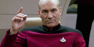 Adio, căpitane Picard! Patrick Stewart a plecat dintre noi, dar pentru generația care a descoperit Star Trek la TVR va rămâne mereu omul care ne-a învățat să privim cu entuziasm spre stele și să credem într-o lume mai bună