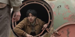 „Tales from the Loop” REVIEW: Unul dintre cele mai frumoase seriale SF pe care le-am văzut. O poveste despre oameni, singurătate și timp, ascunsă sub aparența science-fiction