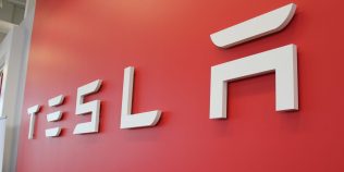Tesla vrea să aducă în Europa tehnologia care permite mașinii să conducă singură. Cercetătorii pun la îndoială datele de siguranță