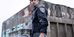 „The Institute” revine cu sezonul 2. Trailerul îl dezvăluie pe Alfie Allen în rolul unui miliardar periculos din universul lui Stephen King