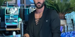 Cine este angajatul TVR care a venit la serviciu cu un Porsche. Cât costă mașina care a stârnit reacția șefei interimare: „Too much is too much”